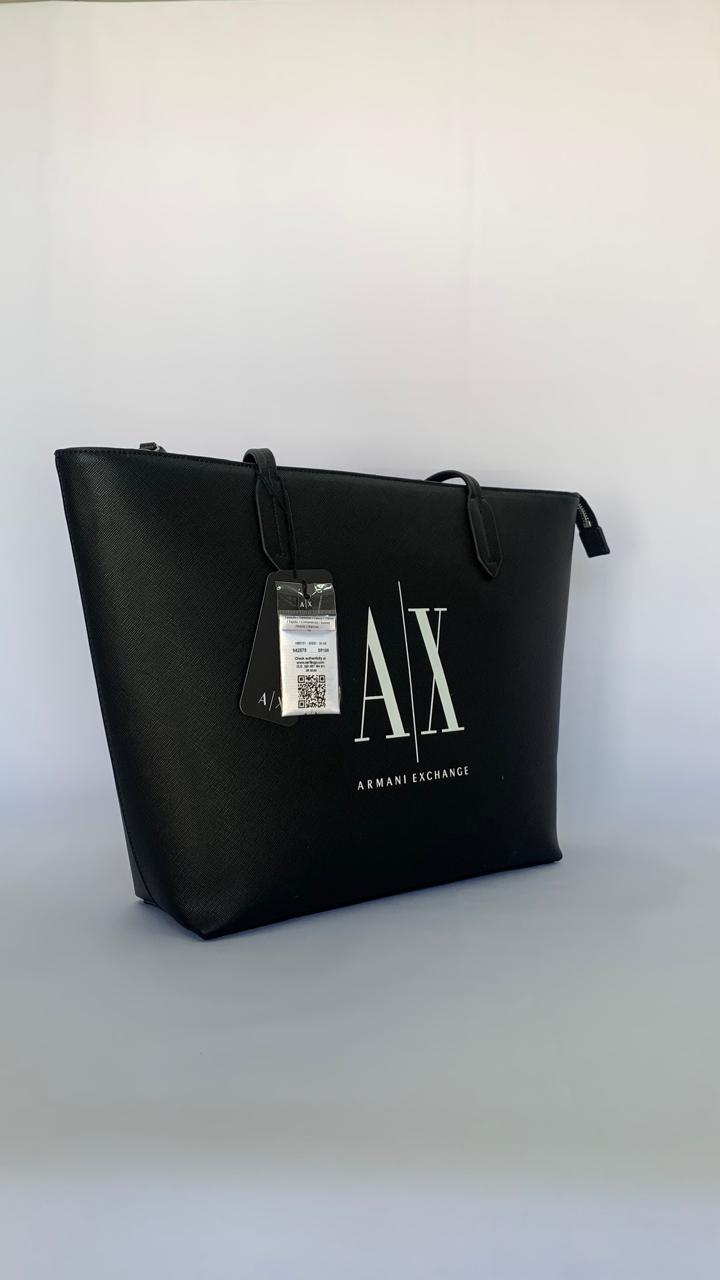 BOLSA ARMANI EXCHANGE COLOR NEGRO LETRAS BLANCAS