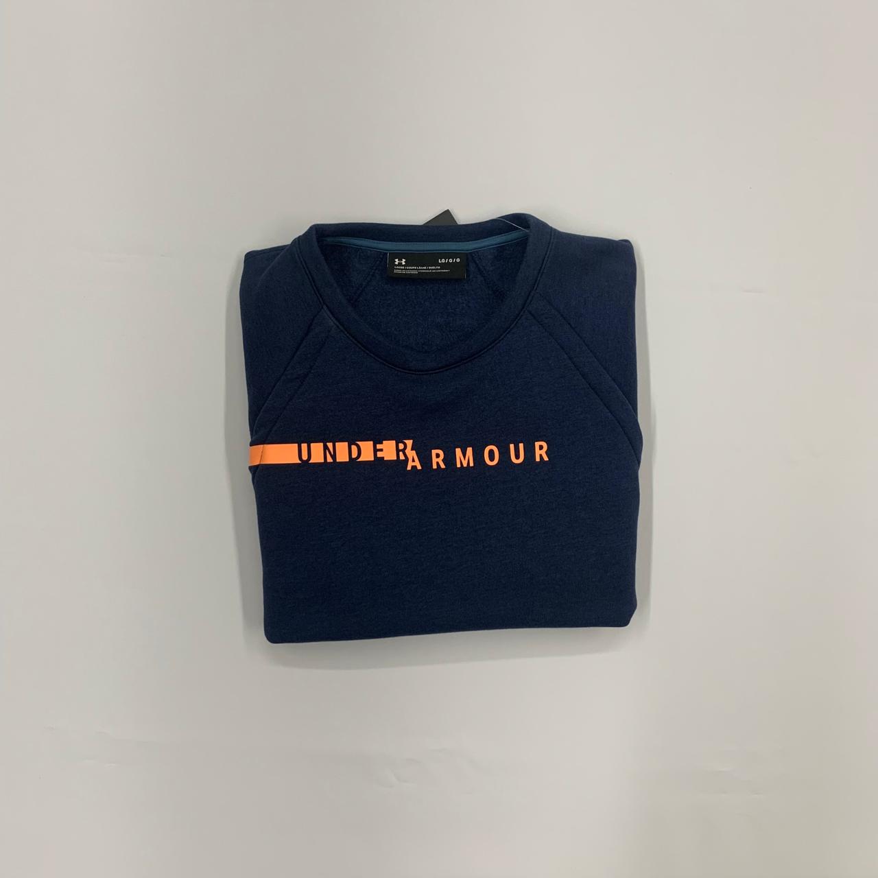 SUÉTER UNDER ARMOUR  COLOR AZUL OSCURO LETRAS NARANJAS