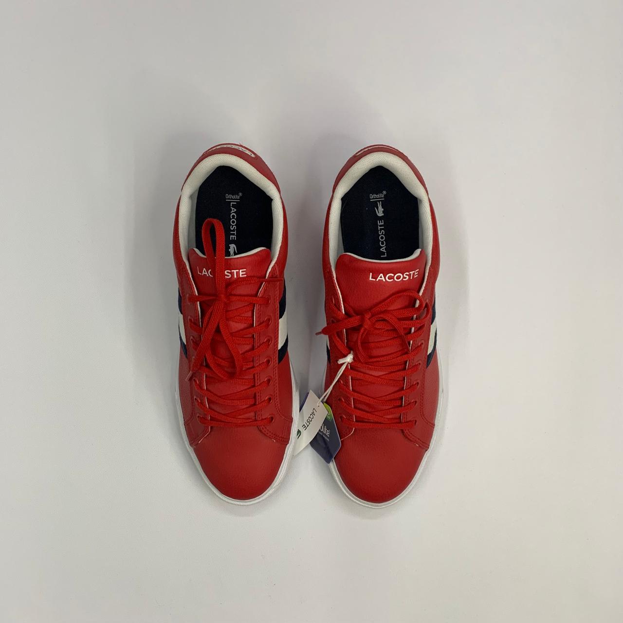 TENIS LACOSTE COLOR ROJO RAYA AL COSTADO